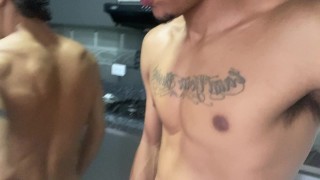 VECINO ME CHUPA EL PENE MIENTRAS FUMO