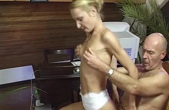 Blonde Amateur Girl Delivers Close-Up Oral Action