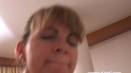 Close-up Pussy Licking by a Mature MILF Ends in Facial