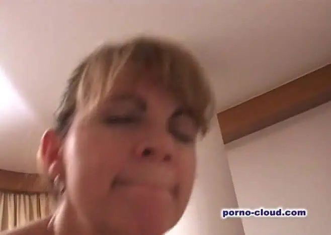 Close-up Pussy Licking by a Mature MILF Ends in Facial