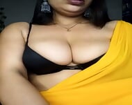 Sari-Clad Mature MILF Goes Live on Cam Show
