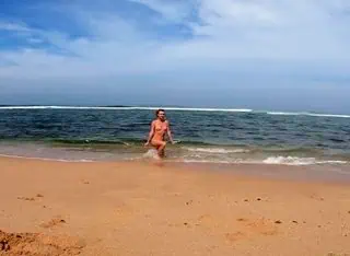 Nude Blonde Takes a Public Ocean Swim Today
