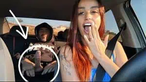 Behind the Scenes: Safada Motorista de App Pega Passageiro Pervertido Se Masturbando Por Trás E O Ajuda a Se Masturbar E Fode Com Ele No Banco de Trás!