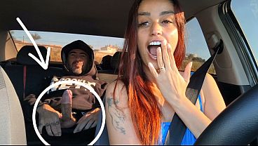 Behind the Scenes: Safada Motorista de App Pega Passageiro Pervertido Se Masturbando Por Trás E O Ajuda a Se Masturbar E Fode Com Ele No Banco de Trás!