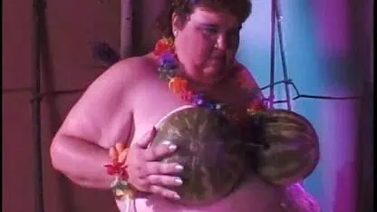 Huge milky skin slut gets her fat pussy fingered