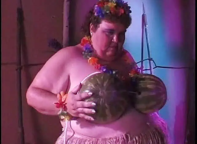 Huge milky skin slut gets her fat pussy fingered